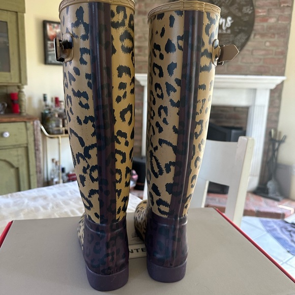HUNTER Original Leopard Print Refined Tall Waterproof Rain Boot
Size 6 - Picture 4 of 11
